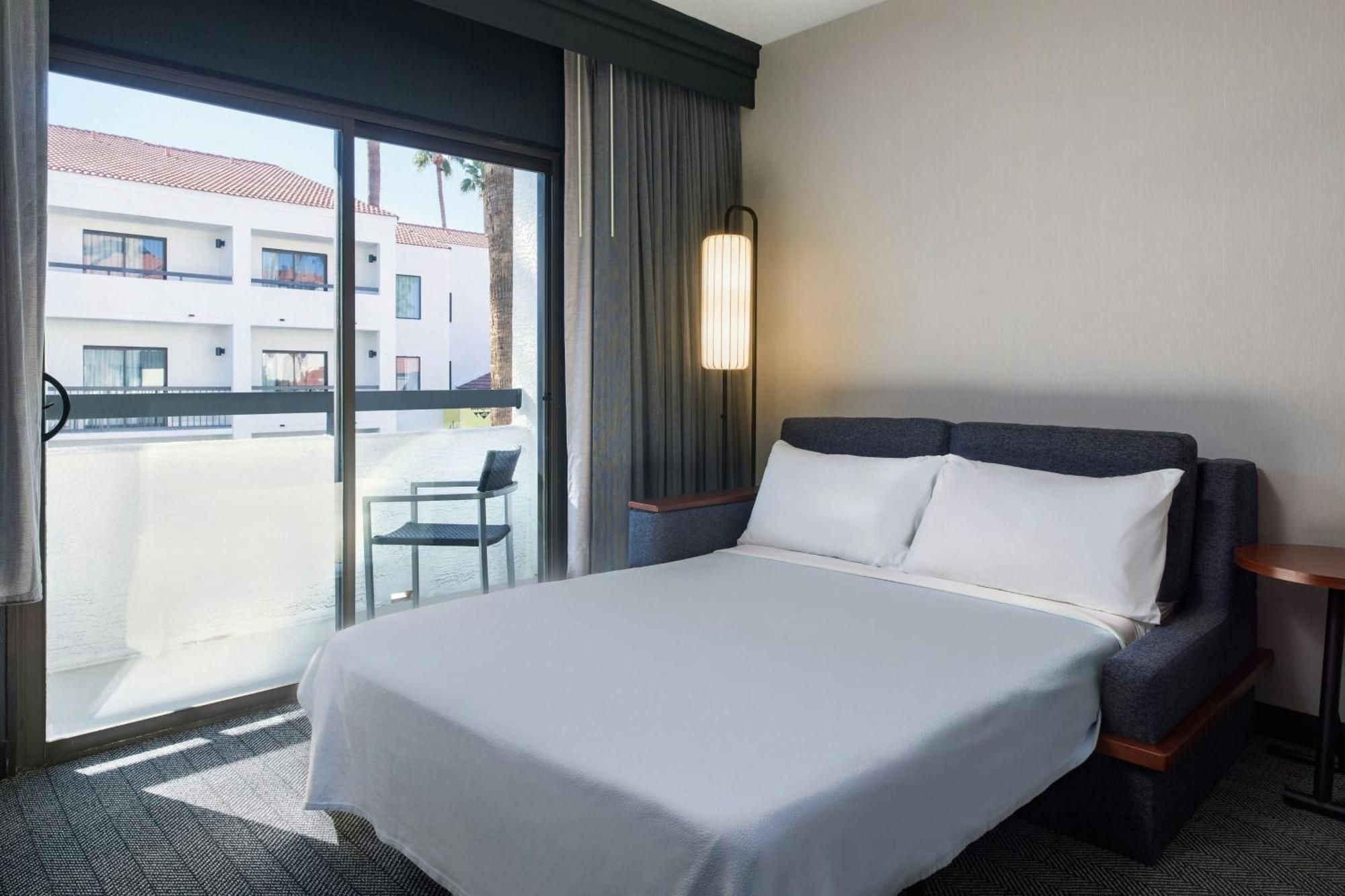 Courtyard By Marriott Phoenix North Екстериор снимка