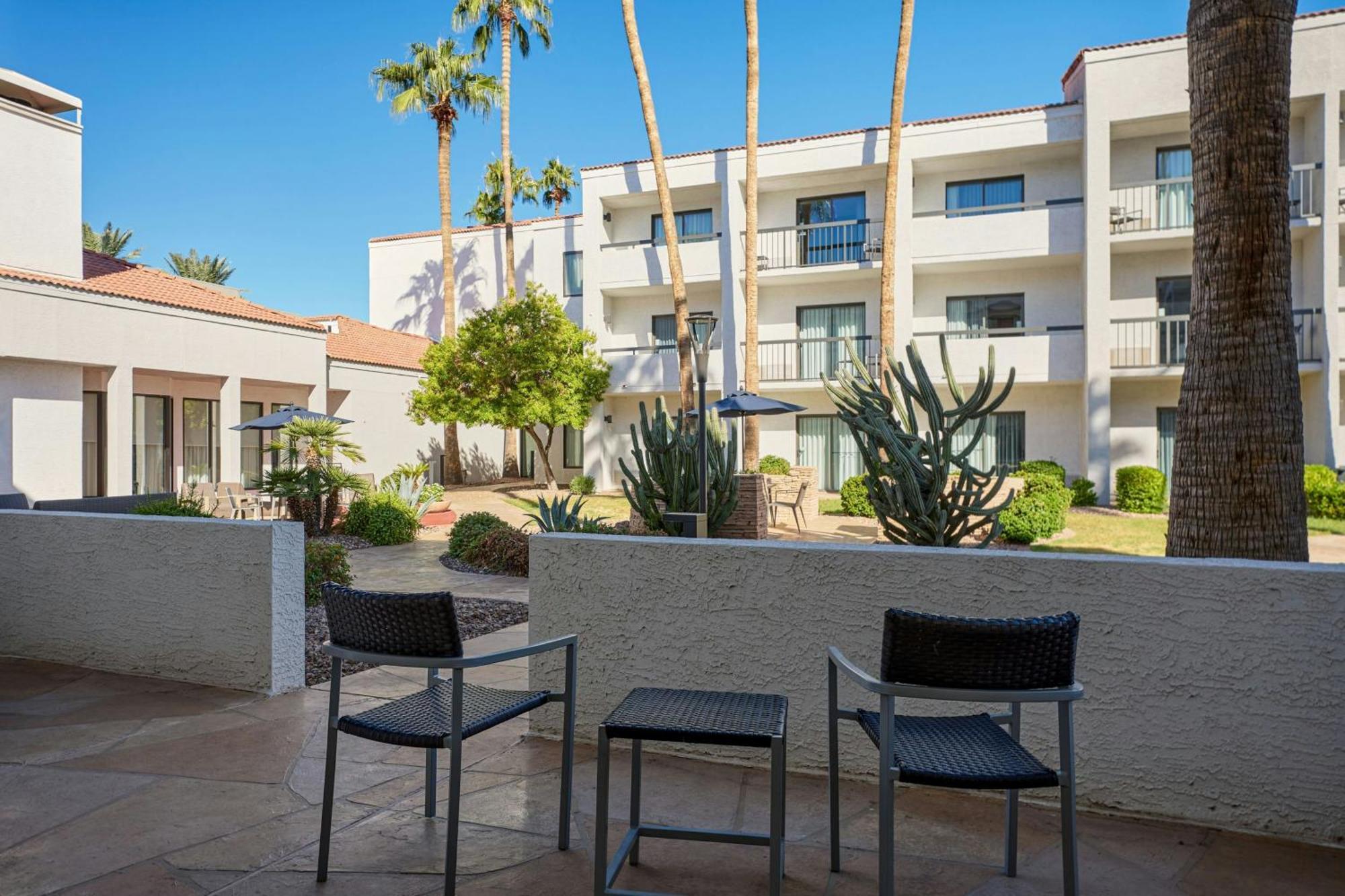 Courtyard By Marriott Phoenix North Екстериор снимка